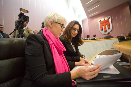Pointner (r.) und Scheffknecht beim Landtagsstart am 15. Oktober 2014. Foto: VN/Steurer