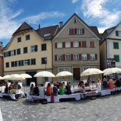 Nachfahren an der Tafel