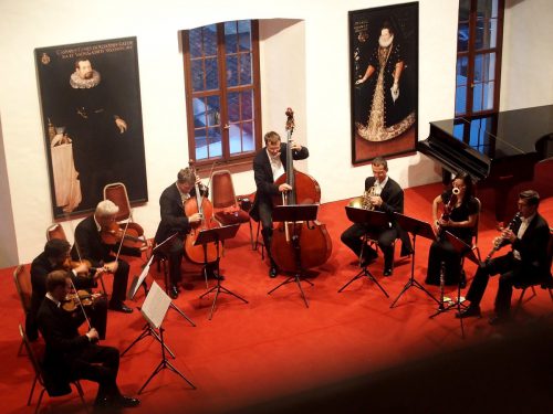 Schon ein Traditionstermin: Wiener Kammermusiker während der Festspielzeit im Rittersaal des Palastes in Hohenems.  Foto: JU