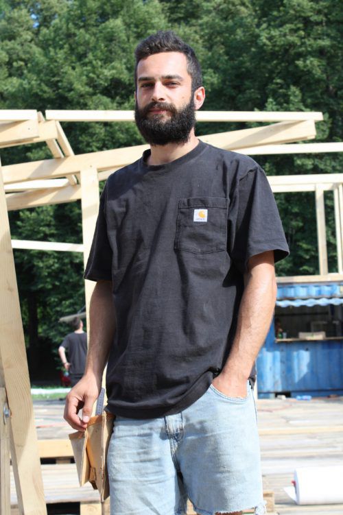 Seit Jahresbeginn arbeitete Robert Zanona praktisch nur an der Gestaltung der Poolbar-Architektur.   Foto: doh
