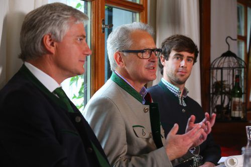 Sepp Bayer, Christof Germann und Gernot Heigl (v.l.) präsentierten die Vorhaben der Jägerschaft.  Foto: VN/Hofmeister