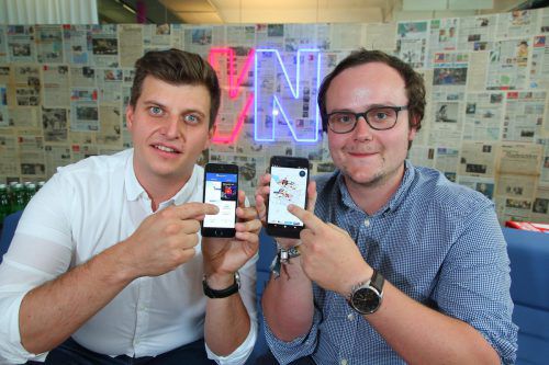 Stefan Niederer von der Wirtschaftskammer (l.) und Entwickler Lukas Böhler mit der Leitbetriebe-App.  Foto: VN/Hofmeister