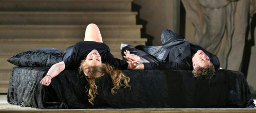 Stefanie Reinsperger als Buhlschaft und Tobias Moretti in der Titelrolle im neuen „Jedermann“. Foto: APA
