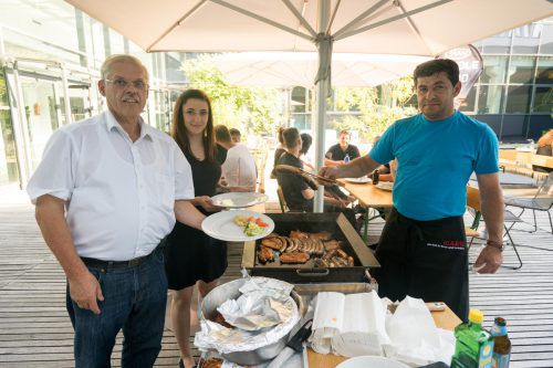 Tann-Chef Ernst Marte und Janine Decarli (Haberkorn-Personalabt.) testeten die Grillagen.   Foto:Stiplovsek