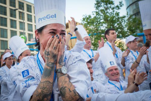 „Unbeschreibliche Momente“: Am Potsdamer Platz wurde der „Königin des Sommers“ die Eiskrone aufgesetzt.   Foto: Veranstalter