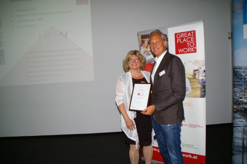 v.l: Henn-CEO Martin Ohneberg mit Doris Palz (GF Great Place to Work® Österreich); Christoph Winder, Katharina Schmidinger und Wolfgang Blum (Haberkorn); Verena Depaoli und Martin Jäger (Sparkasse); Elisabeth Herburger und Edgar Sohm (Carini).   Foto: GPTW