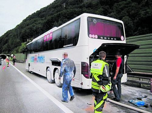 Wegen eines Wasserschlauchdefekts musste der Reisebus vor dem Dalaaser Tunnel einen Zwischenstopp einlegen. Foto: FW Dalaas