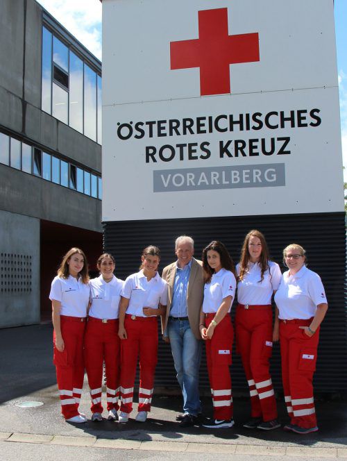 Werber in Rotkreuz-Uniform ersuchen um Rotkreuz-Migliedschaft. RK