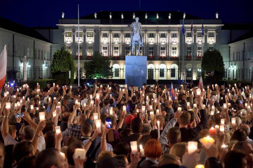 Zahlreiche Menschen protestieren vor dem Präsidentenpalast in Warschau. Sie fordern, dass Duda das Gesetz nicht unterzeichnet. Foto: AFP