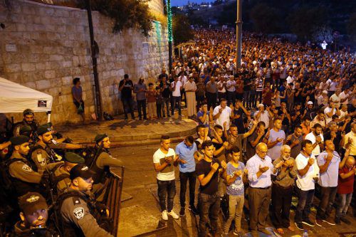 Zahlreiche Muslime haben sich vor dem Tempelberg in der Altstadt von Jerusalem zum Gebet versammelt. Foto: AFP