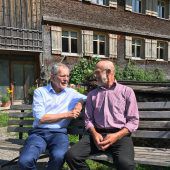 „Urgesteine“ auf der Parkbank