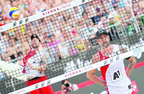 Alexander Horst und Clemens Doppler halten bei der Beachvolleyball-WM Österreichs Fahnen hoch. Foto: gepa