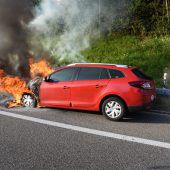 Auto geht in Flammen auf