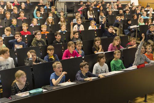 An der Kinderuni gehen die Kinder im Herbst auf die Suche nach einer zweiten Erde.   Foto:mima