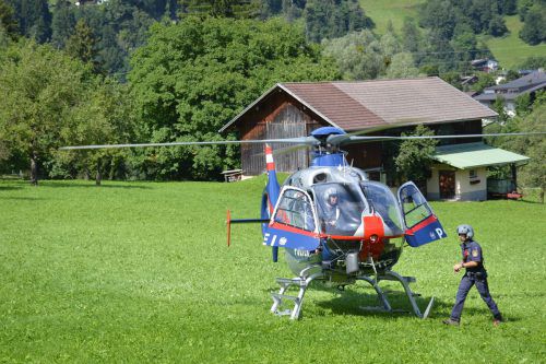 Auch der Polizeihubschrauber „Libelle“ wurde zum Einsatz ins Montafon gerufen, wo sich am „Kohlplätzli“ das Unglück ereignete.  Foto: Scopoli