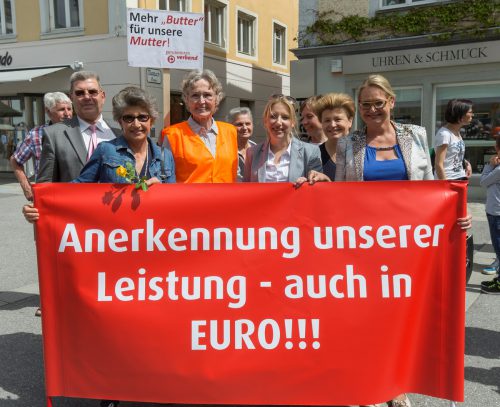 Bei der ersten Demonstration, die am 12. Mai in Bregenz stattfand, nahmen rund 300 Frauen und auch Männer teil. Foto: VN/Paulitsch