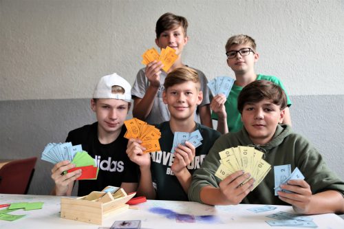 Bezahlt wird in der Kinderstadt mit Lasuten, die müssen aber erst verdient werden. Foto: etu