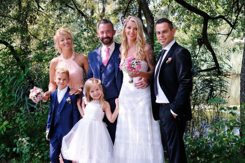 Das glückliche Paar Denise und Thorsten Lichtenegger mit Livio (7) und Giulia (5) sowie den Trauzeugen Angela Ellensohn und Marcel Putz.