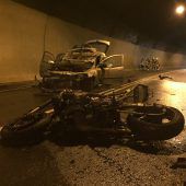 Motorrad und Pkw in Vollbrand