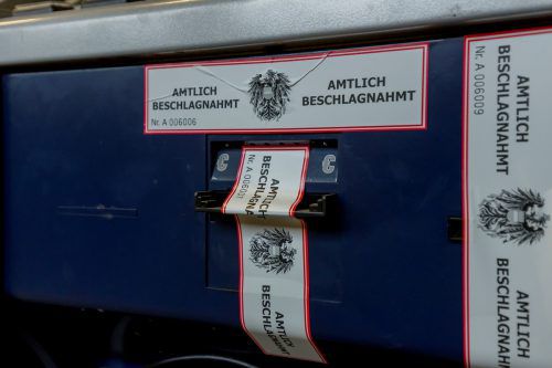 Das polizeiliche Siegel am Glücksspielautomaten im Lokal des Sportclubs war zerrissen.  Foto: VN/Paulitsch
