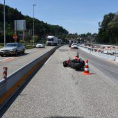 Biker kracht gegen Pkw
