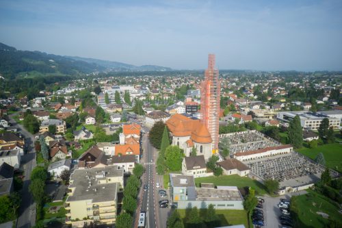 Der Höchster Kirchturm dürfte nicht der einzige sein, der kleiner ist als angenommen.   Foto: VN/Hartinger