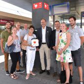 Neuer Defibrillator am Bahnhof installiert