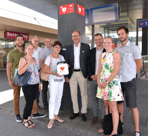 Der neue Defibrillator wird übergeben: Das Gerät wurde  am belebtesten Platz Vorarlbergs installiert.  Foto: Stadt