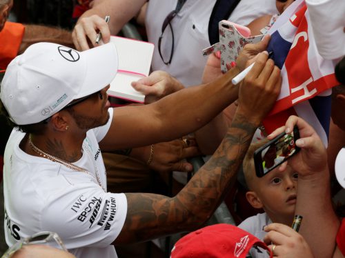 Die Autogramme von Mercedes-Star Lewis Hamilton waren im Autodrome von Monza sehr gefragt. Reuters