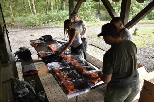 Die orangen Team-Shirts wurden ausgepackt.