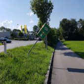 Schild droht zu kippen