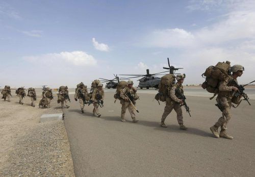 Die USA stocken ihre Armee-Einheiten in Afghanistan auf und erweitern deren Befugnisse, „um den Terroristen den Garaus zu machen“.     reuters