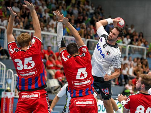 Kapitän Dominik Schmid fehlt bei Titelverteidiger Alpla HC Hard im Supercupduell. gepa