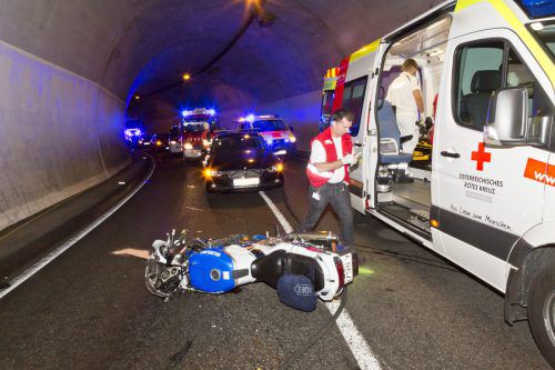 Eine Streifkollision im Tunnel führte am Mittwochabend zum Sturz der beiden Motorradfahrer.  Foto: D. Mathis