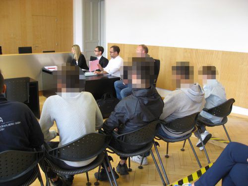 Einige der Angeklagten und ihre Anwälte.  Foto: Eckert