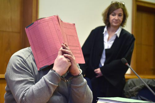 Ex-Pfleger Niels H. und seine Verteidigerin Ulrike Baumann (r.) bei der Gerichtsverhandlung. H. verdeckt sein Gesicht.   Foto: afp