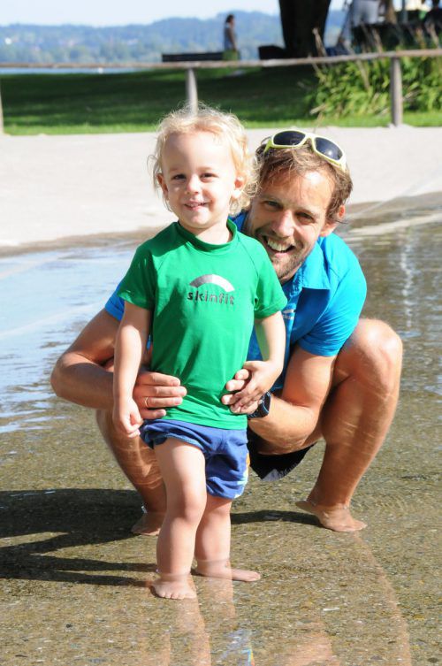 Ex-Triathlon-Profi Dominik Berger mit seinem Sohn Samuel, der sich ebenso gerne wie sein Papa im Wasser bewegt.  Foto: akp