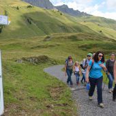 Grünen-Chefin Felipe startet Wanderung in Lech