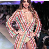 Strandkleid mit Lochstickerei