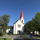 Kirchturm strahlt wieder in Weiß-Rot