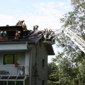Feuer auf einem Dachstuhl in Tosters