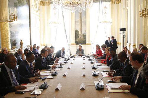 Frankreichs Präsident Macron empfing Staats- und Regierungschefs aus Europa und Afrika.   Foto: AP