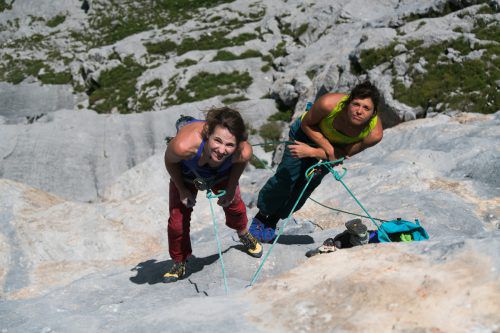 Frauen-Ausnahme-Seilschaft in der Kletterroute „Unendliche Geschichte“ und heute beim Auftakt des Filmfests unter dem Motto „Ladies Only“ live dabei: Barbara Zangerl (l.)aus Bludenz und die Schweizerin Nina Caprez. foto: johannes Mair, alpsolut.com
