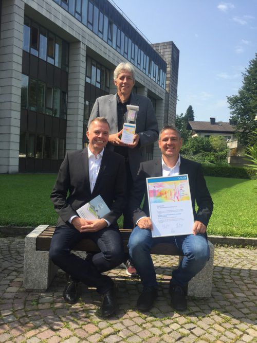 Glückliche Gewinner: In Kooperation mit Claus und Andreas Dörler (vorne) hat Hartwig Vogel die „EcoPoints“ entwickelt .  VN/MEF