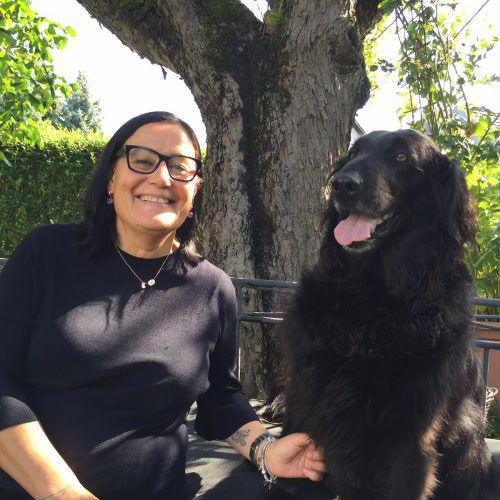 Helga Rainer-Zumtobel mit ihrem Hund Schnupper. Ihre Kinder und der Vierbeiner trösteten sie über den Tod ihres Mannes hinweg.     Foto: Kuster