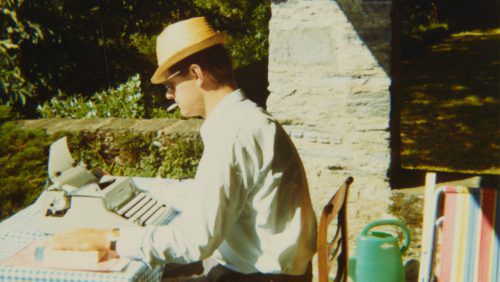 Hermann Burger (1942–1989) im hellen Sonnenschein, graue Hose, weißes Hemd.  Foto: Schweizerisches Literaturarchiv Bern