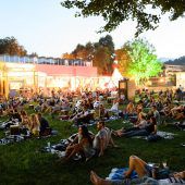 Feierlaune in der Poolbar