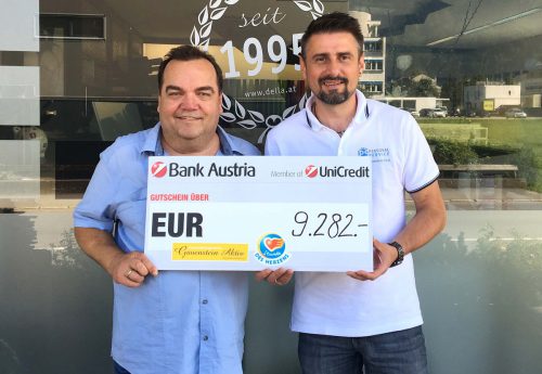 Horst Dellamaria und Slobodan Priselac (r.) von den „Della Kickers“ freuen sich über das tolle Spendenergebnis. Foto: mez