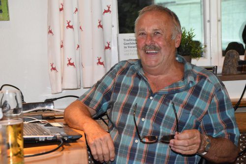 IGAL-Obmann Georg Watzenegger beim Treffen der Ahnenforscher im Sulner Gasthaus Adler.  FOTO: LOA