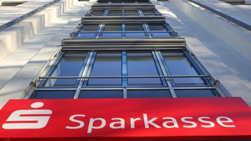 In der Zentrale der Sparkasse Allgäu in Kempten fragt man sich, wem das Bußgeld überwiesen werden muss. Foto:AA/Becker